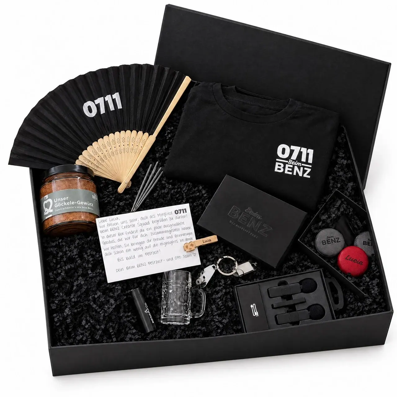 Visualisierung der Beim-BENZ-Creator-Box mit Kollaborationsshirt, Fächer und Goodies