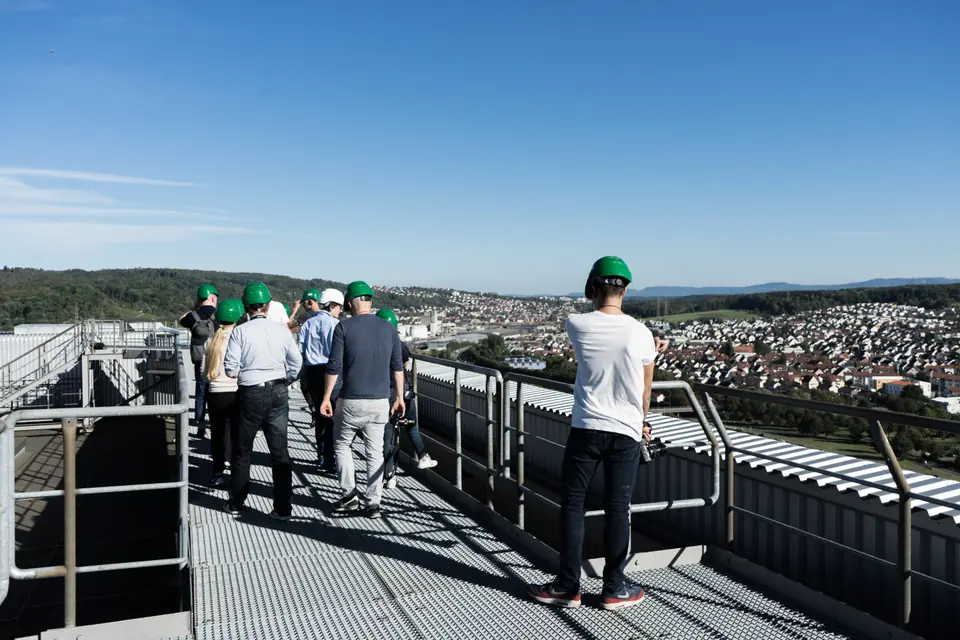 Creator mit Schutzhelmen auf einer Anlage mit Blick über Stuttgart