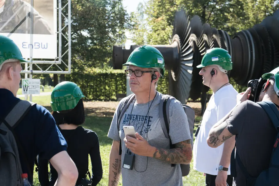 Teilnehmende des EnBW-Instawalks mit Schutzhelmen am Standort