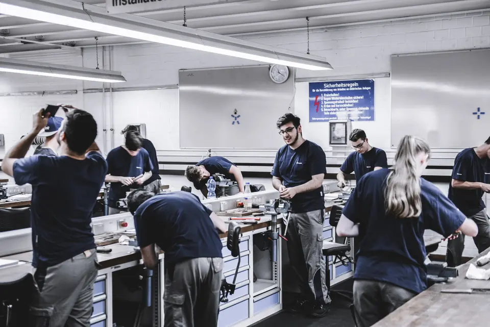 Creator-Gruppe bei einem Werkstattbesuch im EnBW-Ausbildungszentrum