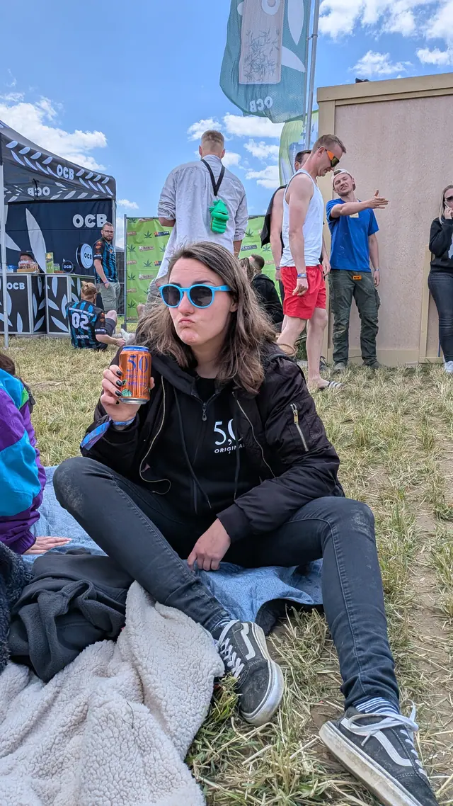 Personen aus dem 5,0-Squad vor einem Festivalumfeld