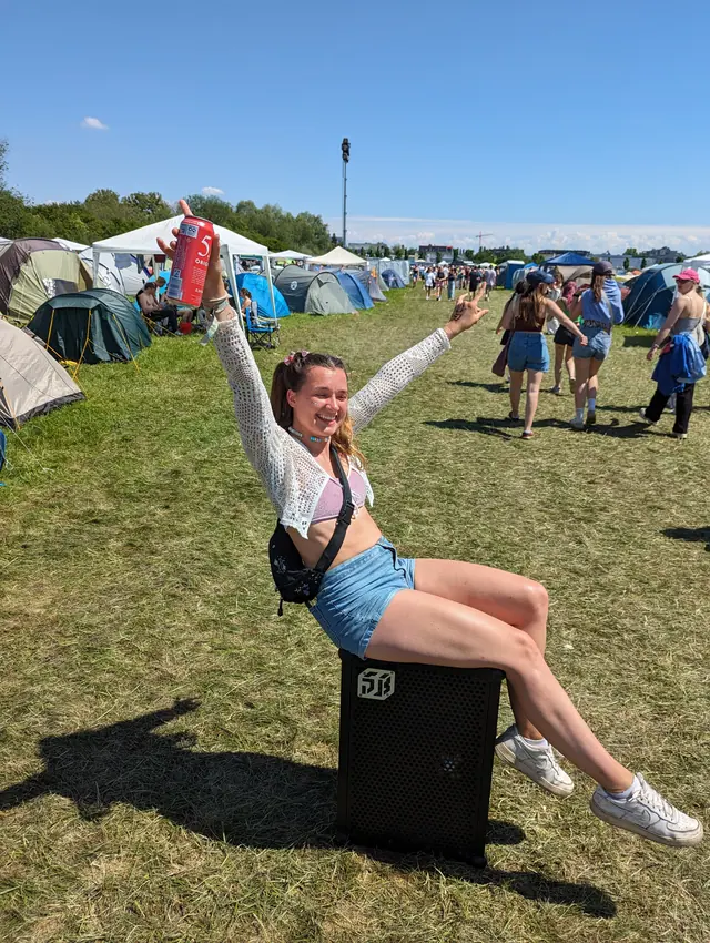 Festival-Squad im Campingumfeld aus der 5,0-ORIGINAL-Arbeit