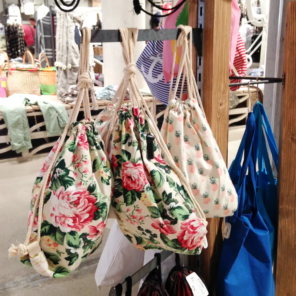 Taschen und Accessoires in einem Sortiment
