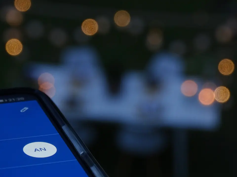 SmartHome-App vor einer beleuchteten Garteninstallation