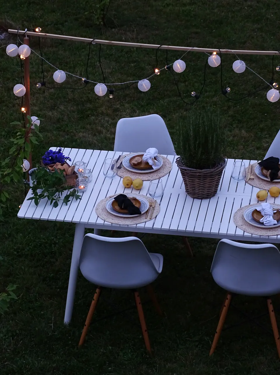 Gartentisch unter einer selbstgebauten Lichtinstallation