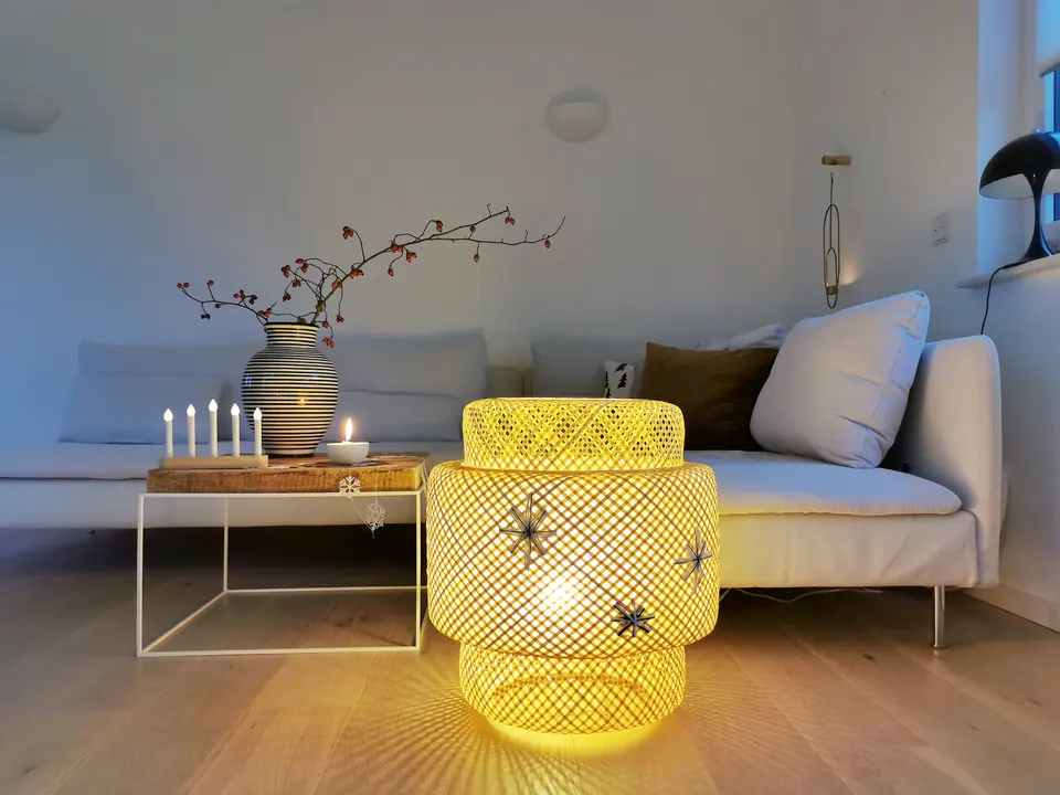 Selbstgebaute Leuchte im Wohnzimmer aus der innogy-SmartHome-DIY-Kampagne