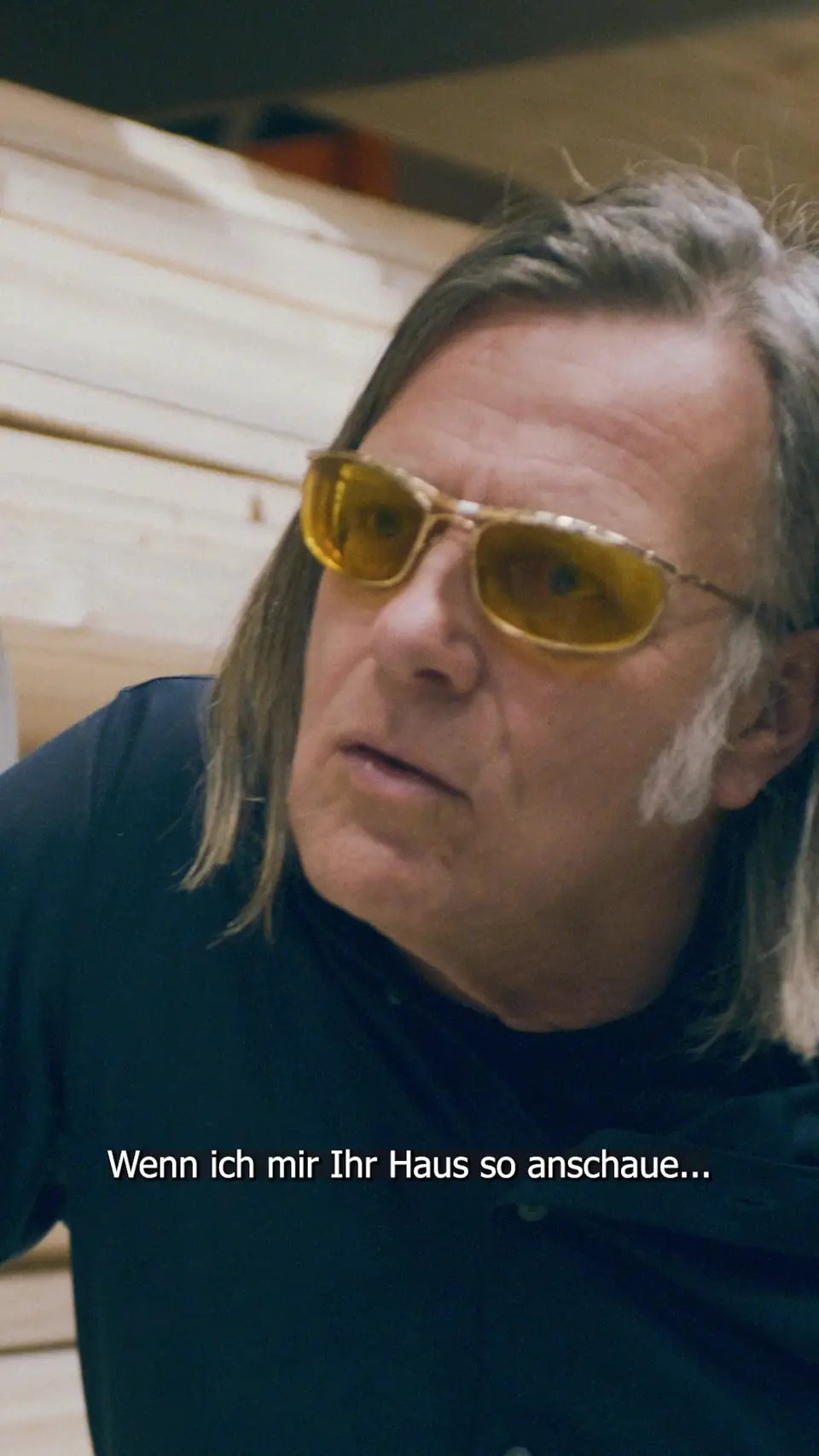 Protagonist mit gelber Sonnenbrille in einer Baumarktszene des Klimachen-Socialfilms