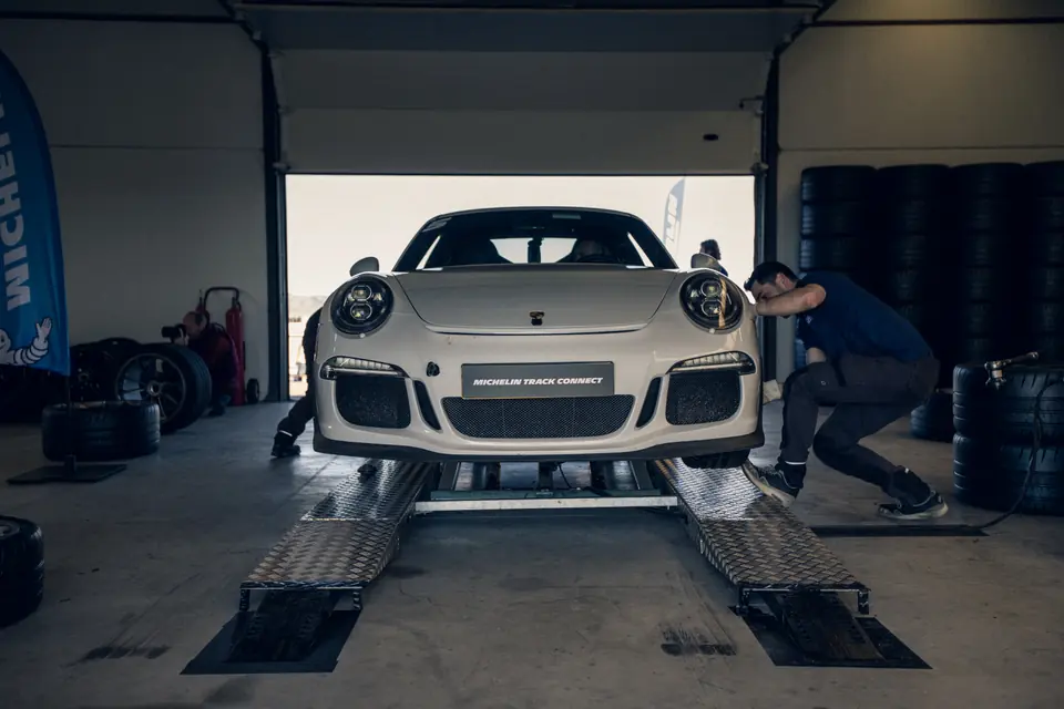 Sportwagen in der Box bei der MICHELIN-Aktivierung