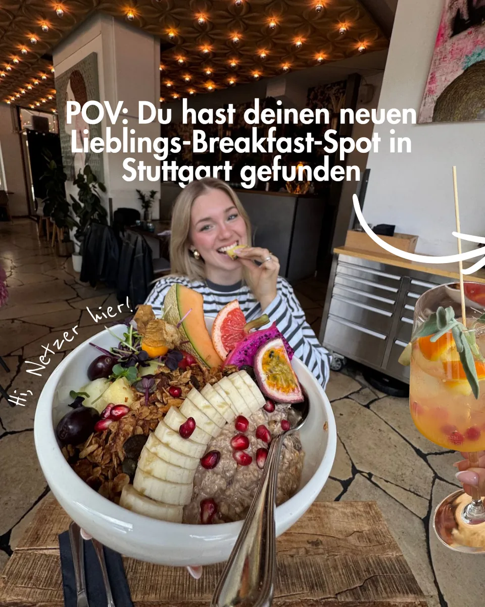 Originaler NETZER-Carousel-Beitrag mit Frühstück, einer Person im Café und dem Breakfast-Spot-Einstieg