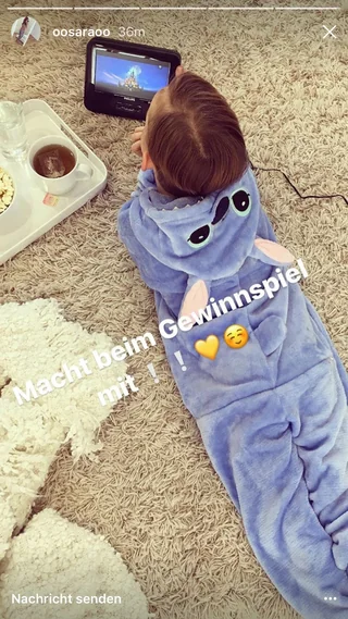 Original-Story mit einem von hinten gezeigten Kind, tragbarem DVD-Player und Einladung zum Gewinnspiel
