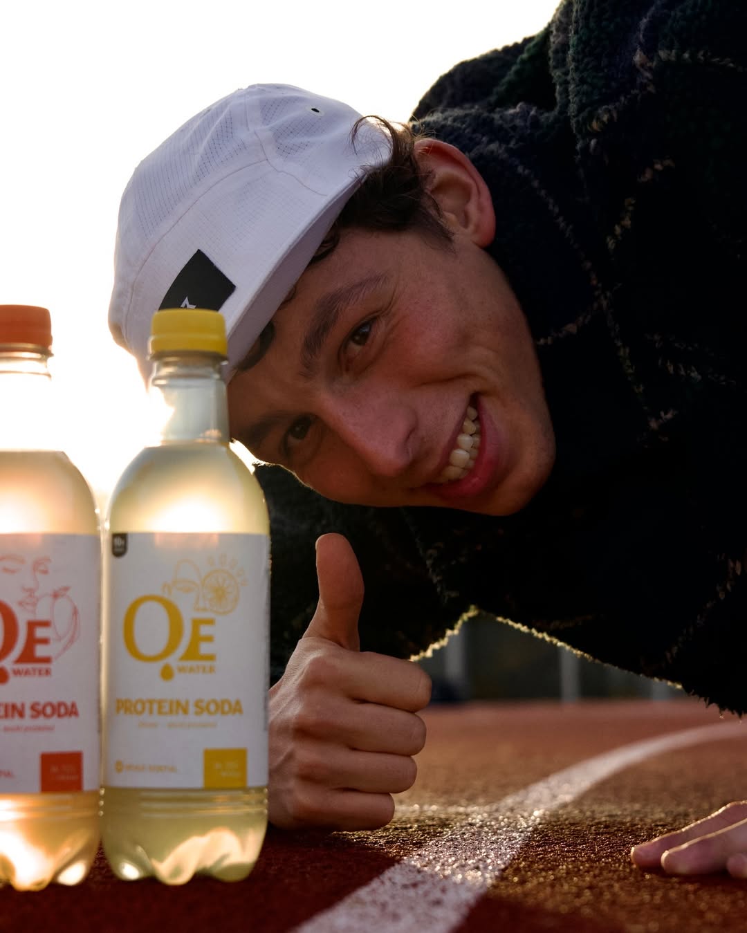 Person neben OeWater-Produkten in einem originalen Kampagnenmotiv