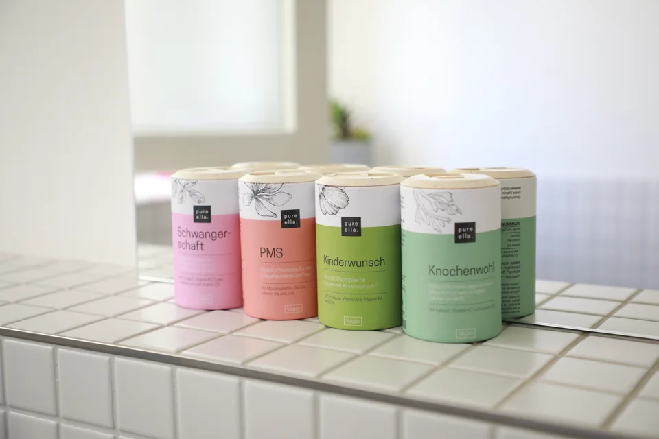Pure-Ella-Produktpackungen in einer gemeinsamen pastellfarbenen Bildwelt