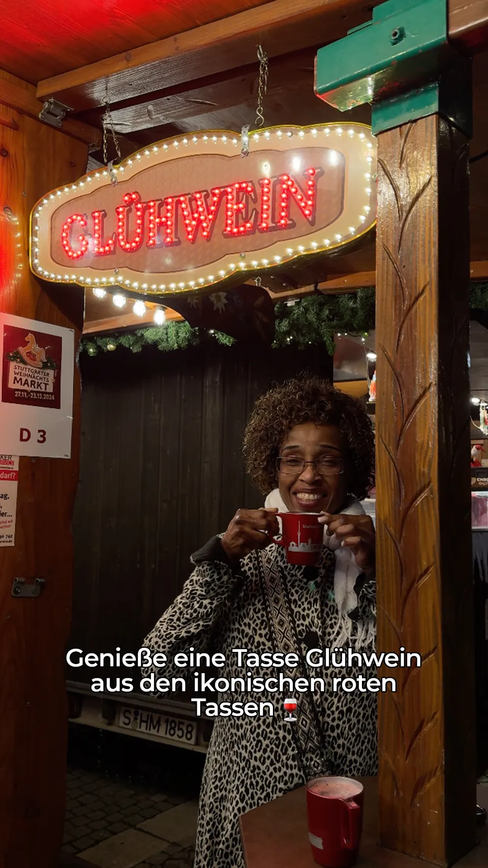 Originales Social-Motiv mit einer Person und einer roten Tasse auf dem Stuttgarter Weihnachtsmarkt
