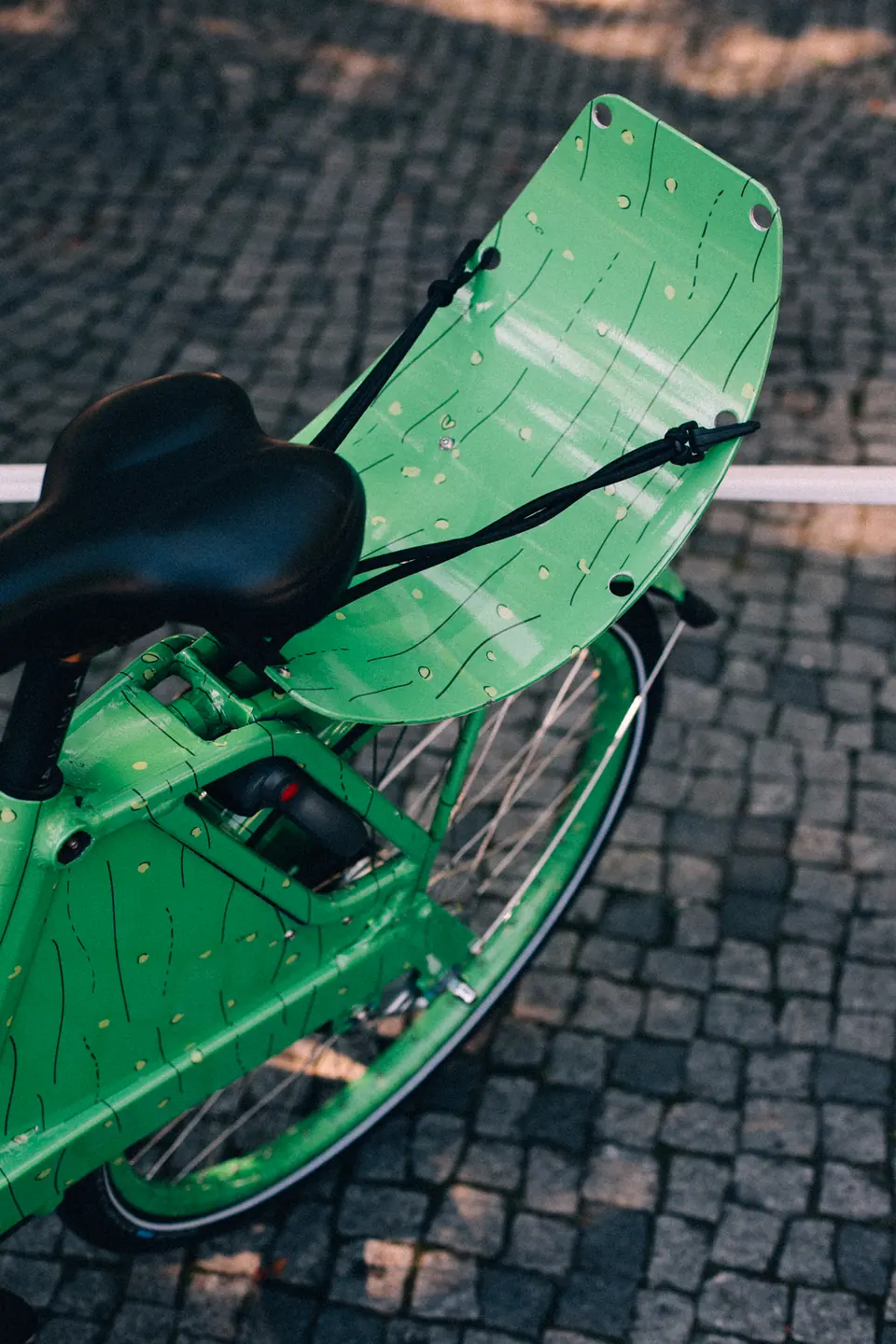 Grün gestalteter Fahrradrahmen in einer Nahaufnahme