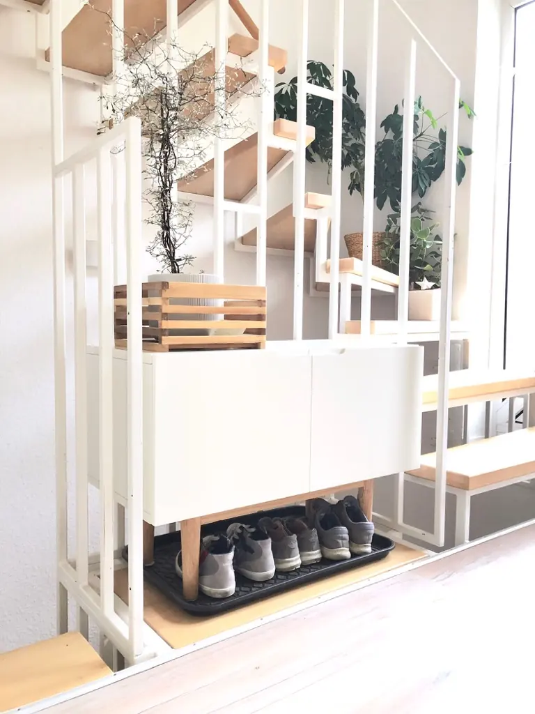 Fertiges helles DIY-Regal als Wohnraumgestaltung